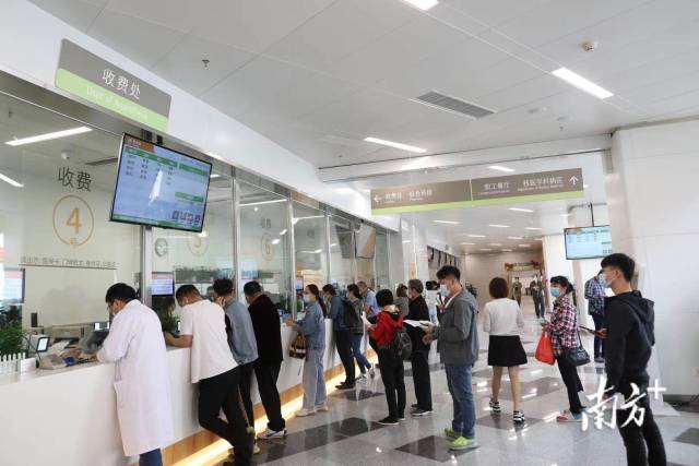记着跟随中大肿瘤防治中心实验研究部副主任高嵩来到了华南肿瘤学国家重点实验室,高嵩介绍实验室现已开放八个多月,研究覆盖肿瘤预防、诊断和治疗的各个阶段。目前画面上显示的分别是肿瘤组织横切面和鼻咽癌细胞爬片。